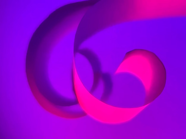 Image ou photographie de haute qualité de ruban en spirale de papier violet coloré vibrant