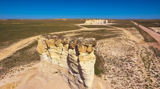 Image de piliers de roche blanche au milieu d'un désert plat