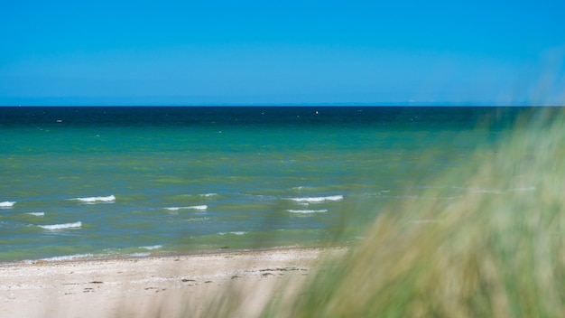 Image avec plage mer et ciel bleu clair