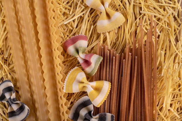 Image à plat de divers types de pâtes et de spaghettis pour les arrière-plans et l'art mural