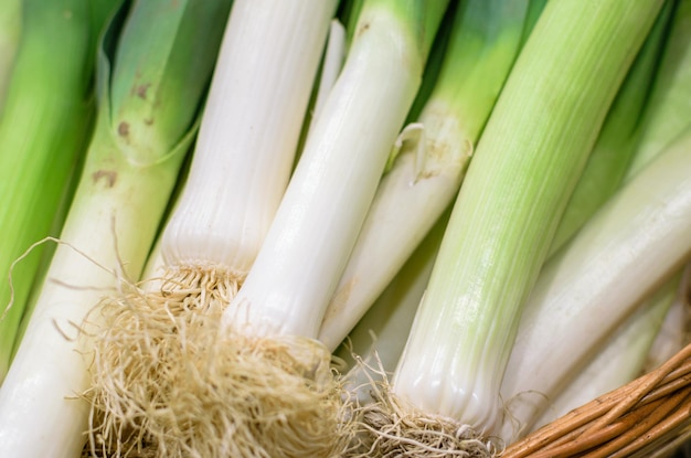 Image de poireaux stockés sur le marché pour la consommation