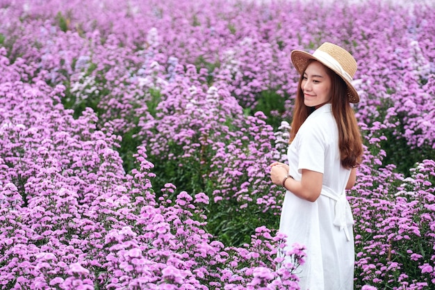 Image de portrait d'une belle jeune femme asiatique dans le champ de fleurs de Margaret