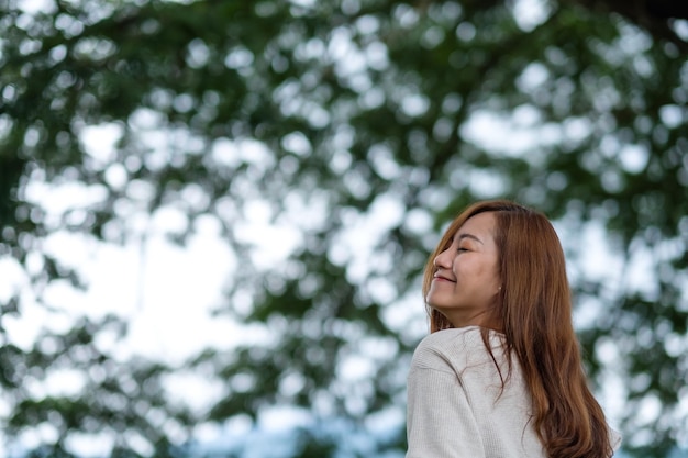 Image de portrait d'une belle jeune femme asiatique dans le parc