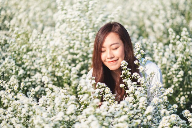 Image de portrait d'une femme asiatique dans un beau champ de fleur de coupeur