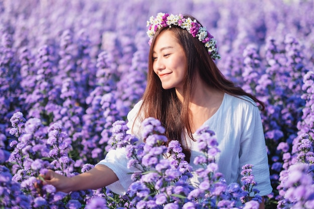 Image de portrait d'une femme asiatique dans un beau champ de fleurs de Margaret