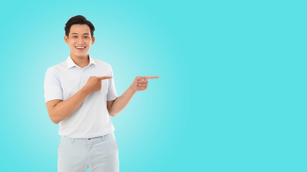 Image portrait horizontal d'un jeune homme heureux en studio sur fond bleu clair