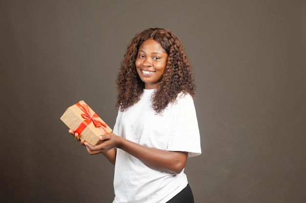 Image de portrait de jeune femme tenant une boîte-cadeau