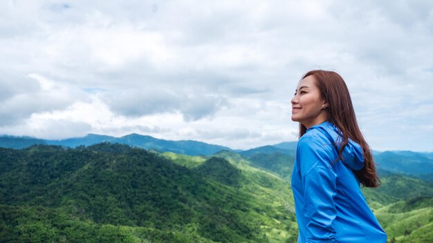 Image de portrait d'une voyageuse avec une belle vue sur les montagnes verdoyantes