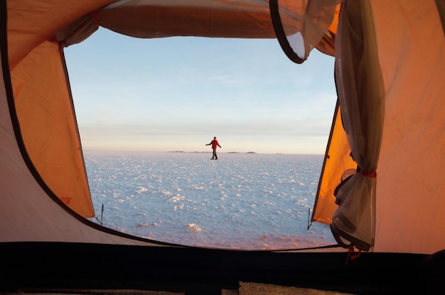 Image prise depuis la porte d'une tente dans le désert d'Uyuni en Bolivie