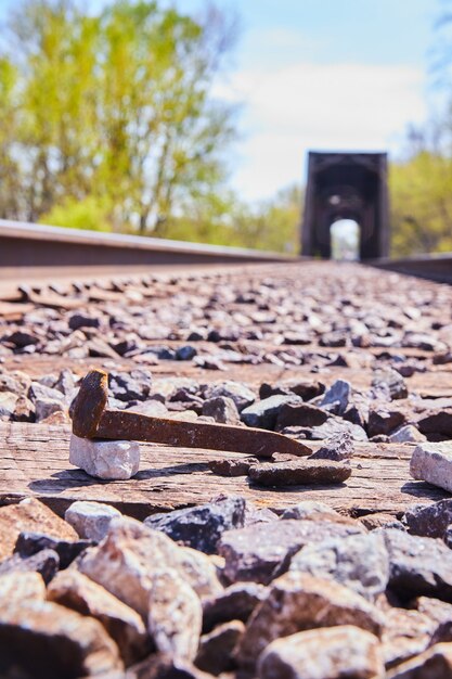 Image de Railroad spike sur les voies ferrées avec pont en arrière-plan