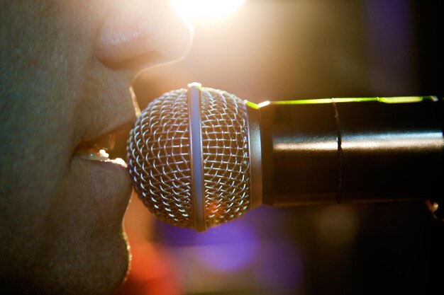 Photo une image rapprochée du chanteur sur scène