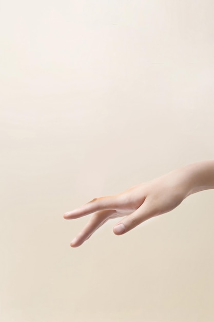 Image rapprochée des mains d'une belle femme avec une manucure rose clair sur les ongles Soins de la peau pour les mains