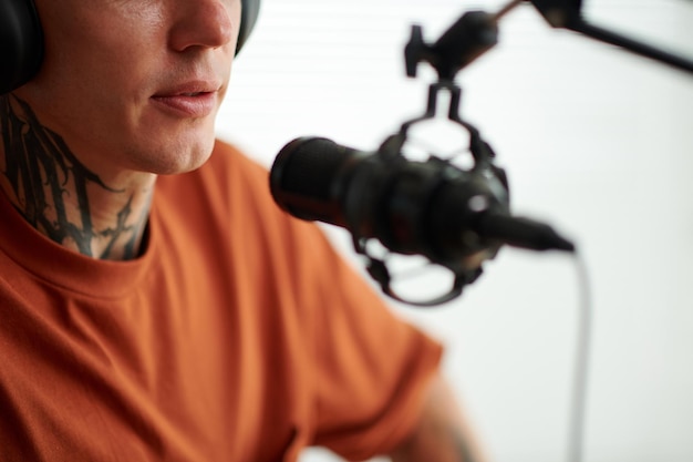 Photo image recadrée d'un animateur de radio parlant au microphone