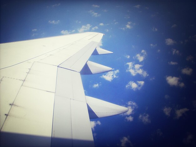 Photo image recadrée d'un avion volant dans le ciel bleu