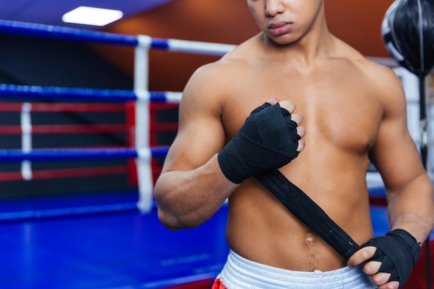 Image recadrée d'un boxeur se préparant au combat