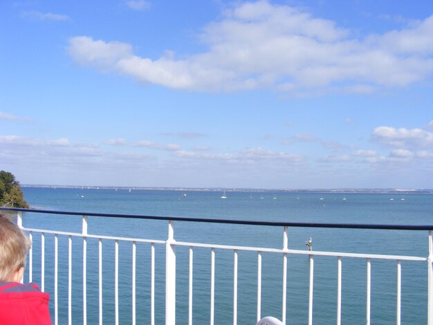 Photo image recadrée d'un enfant contre la mer