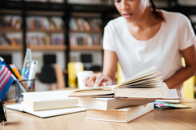 Image recadrée de femme africaine dans la bibliothèque