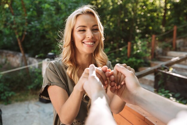 Image recadrée de l'heureux beau jeune couple