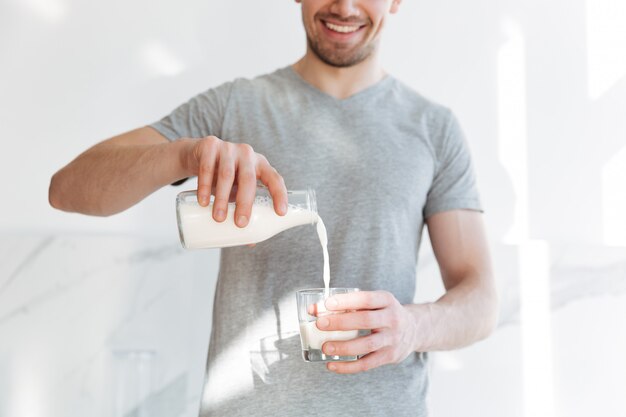 Image recadrée d'homme brune souriante en t-shirt