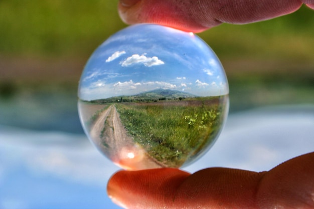 Image recadrée d'une main tenant une boule de cristal