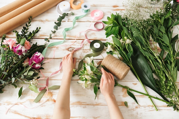 Image recadrée des mains de femme fleuriste