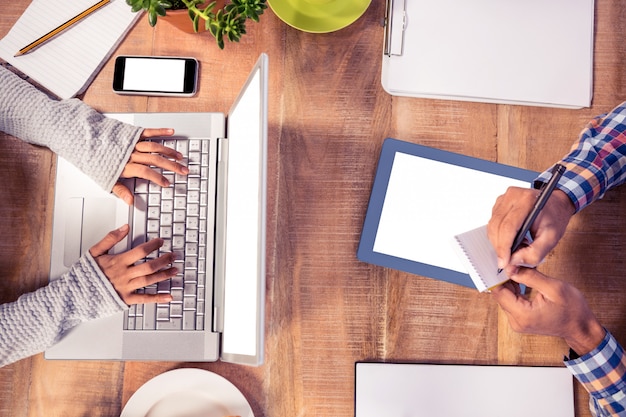 Image recadrée de mains travaillant au bureau au bureau créatif