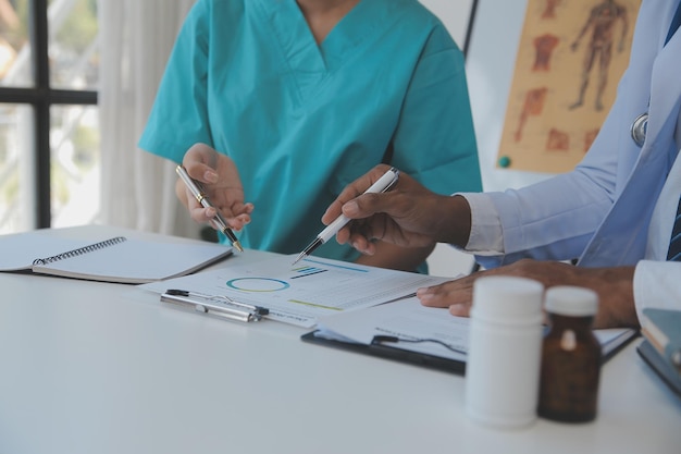 Image recadrée de médecins à succès discutant du diagnostic lors de la conférence