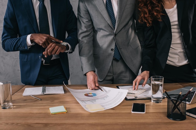 Image recadrée de trois collègues de travail faisant de la paperasse