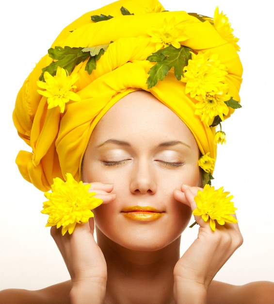 Image romantique d&#39;une jeune femme avec des chrysanthèmes jaunes