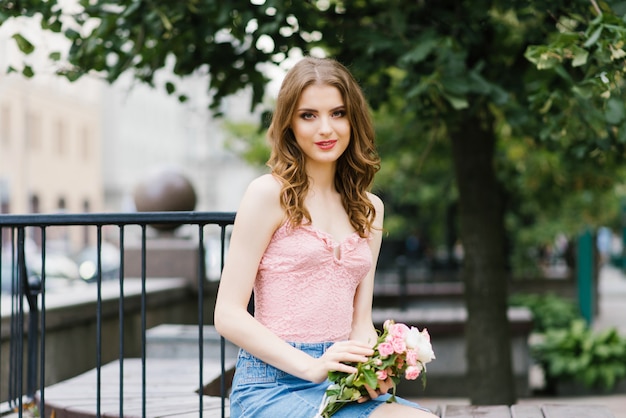 Image romantique d'une jeune fille marchant dans une rue de l'été dans le parc