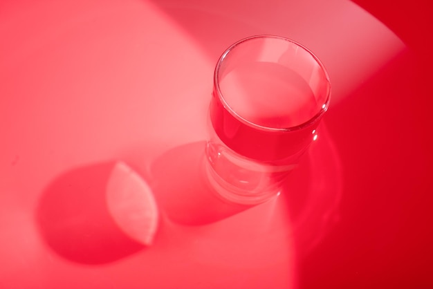 Image rouge floue abstraite d'un verre