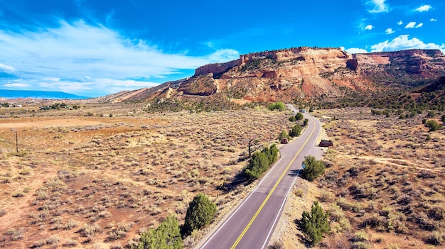 Image de route ouverte à travers le désert dans les montagnes