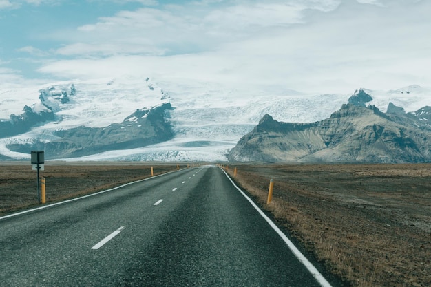 Image routière d'une route vers les glaciers en islande suivez le chemin vers de nouvelles terres visitez l'islande