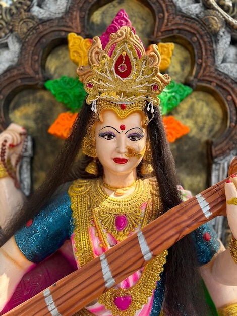 Image Sarswati avec sitar ou veena déesse de la musique hindoue