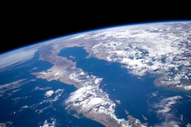 Photo image satellite de la terre prise depuis l'espace les îles et les structures de la côte océanique sont visibles