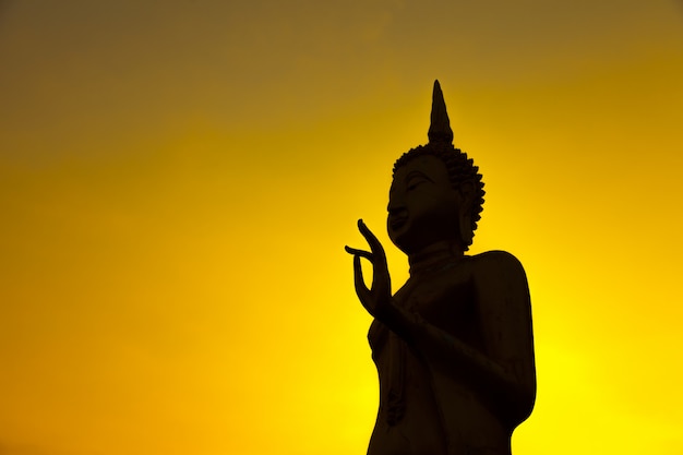 Image de la silhouette de Bouddha sur ciel coucher de soleil doré