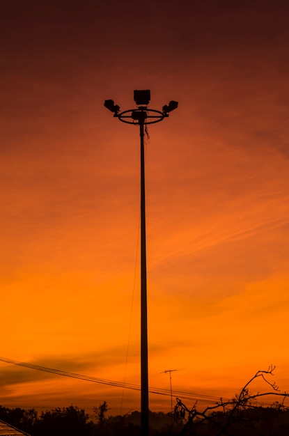 Image de la silhouette du lever du soleil sur le toit