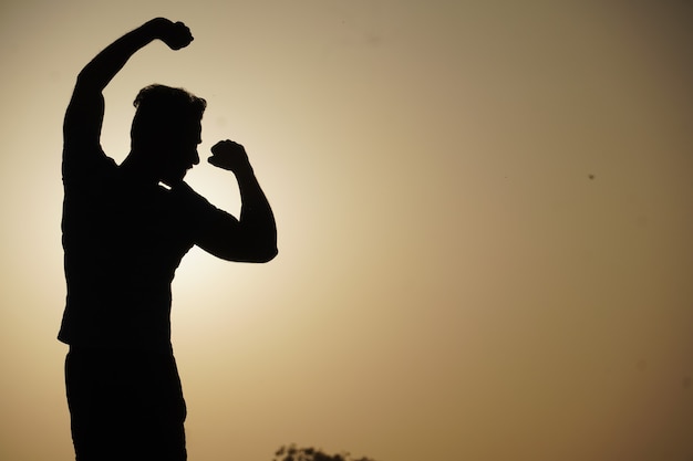 Image silhouette de l'homme avec le soleil tombant gratuitement