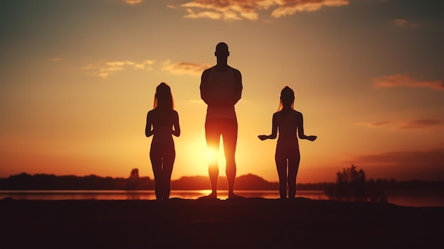 image silhouette sombre d'une famille heureuse faisant du yoga
