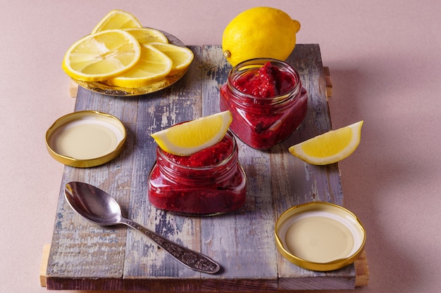 Une image de smoothie aux fruits rouges frais sur une planche.