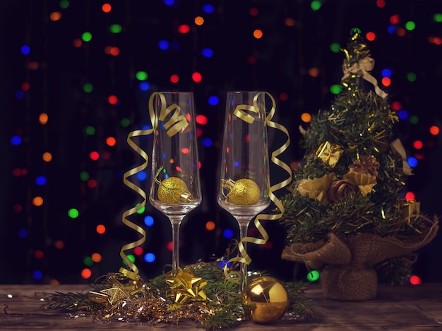 Image sombre teintée de verres à champagne sur le thème de Noël.