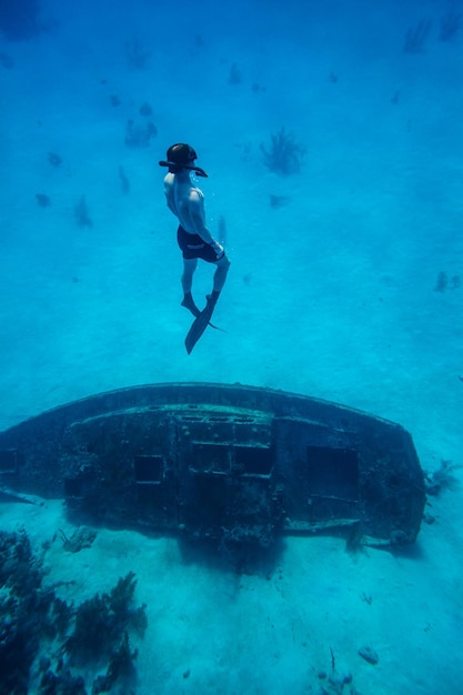 Image sous-marine d'un apnéiste avec palmes