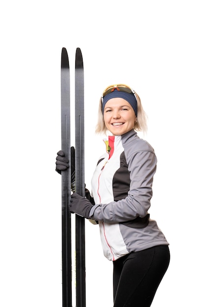 Image d'une sportive heureuse avec des skis sur fond blanc vide