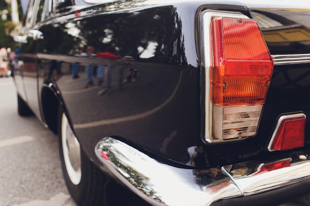 Une image de style rétro de l'avant d'une voiture classique