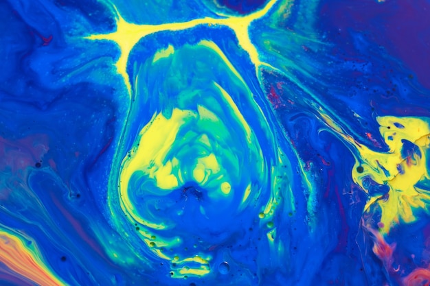 Image de la surface du liquide avec un mélange coloré de bleu et de jaune pour faire du vert