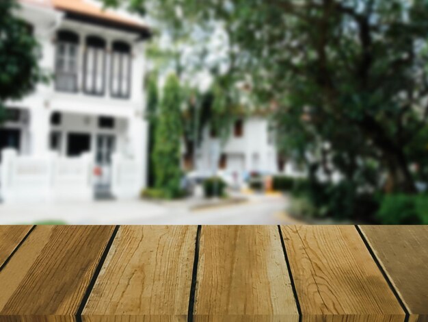 Image de table en bois devant l'arrière-plan flou abstrait de la maison
