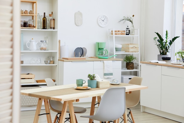 Image De Table De Cuisine Avec Une Tasse De Café Avec Des Biscuits Dessus Dans La Cuisine Domestique à La Maison