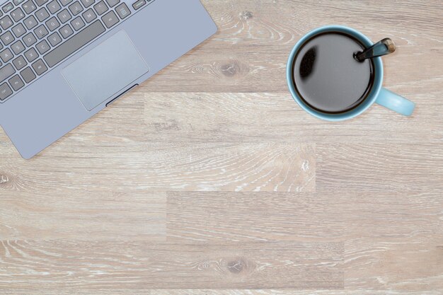 Image d'en-tête de héros d'un bureau bien rangé avec une tasse de café