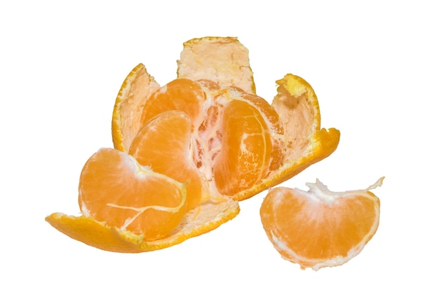 Image de tranches de mandarine sur la peau isolé sur fond blanc