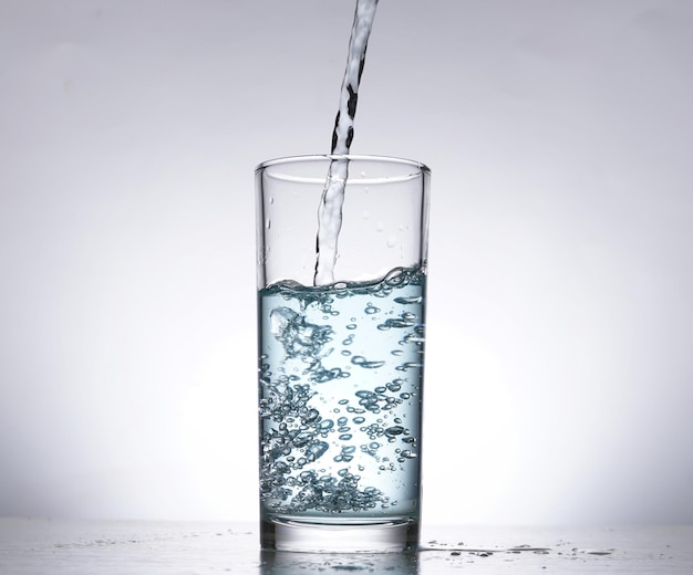 Image de verser de l'eau d'une bouteille d'eau dans un verre